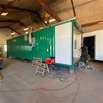 Varmecentral med flisfyr indbygget i en 40 fods container med 35 m3 fliislager